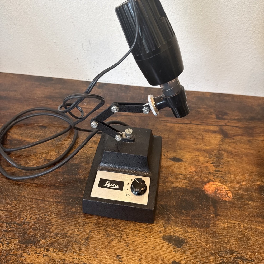 Leica Microscope Illuminator Transformer 31-35-28 with black and white plate